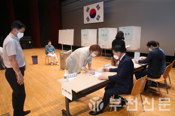 부천시 주민참여예산 시민위원회 위원이 임원진 선출을 위한 투표에 참여하고 있다