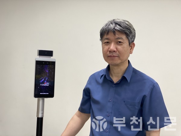 ​의료기기 회사 '프로빅스'(PROVLX)의 곽영우 대표와 스크린 열화상카메라 'T-checker'