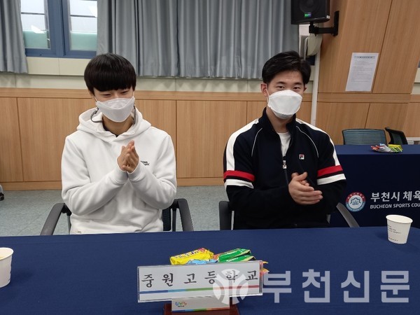 왼쪽 사진 이정호 선수(중원고)와 오른쪽 사진 김강욱 코치(중원고)
