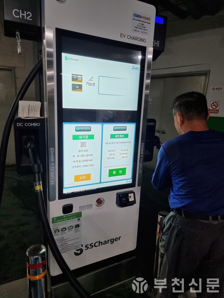 부천시청 지하 2층 전기차 충전소에서 이용 시민이 자신의 전기차를 충전하고 있다.