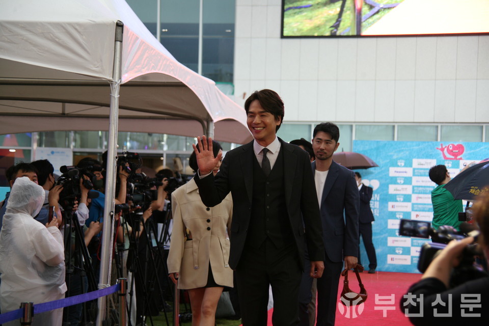비가 쏟아지는 와중에도 웃으면서 레드카펫을 걷는 배우 김태훈