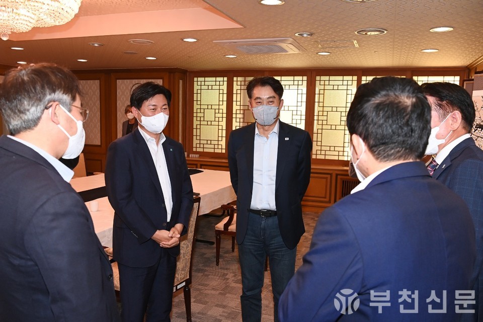 조용익 부천시장이 원희룡 국토교통부 장관, 1기 신도시 지자체장들과 함께 이야기를 나누고 있다.