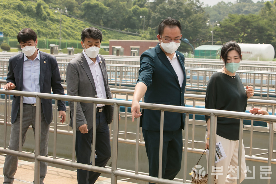 현장실사를 하고 있는 김건 의원(오른쪽에서 두번째)
