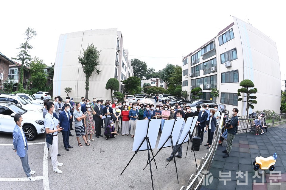 조용익 부천시장이 고강아파트 주민들과 첫번째 현장대화에 나섰다.