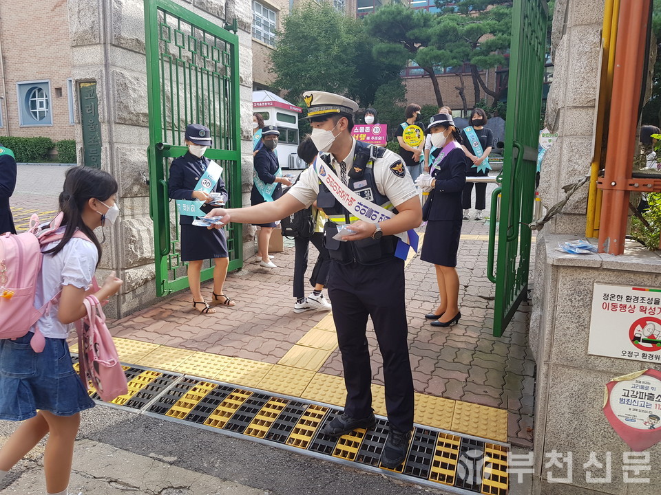 부천오정경찰서는 지난 9월 15일 고리울초등학교 앞에서 고리울초 교직원, 녹색어머니연합회, 모범운전자회와 합동으로 등굣길 어린이 교통안전 캠페인을 실시했다.