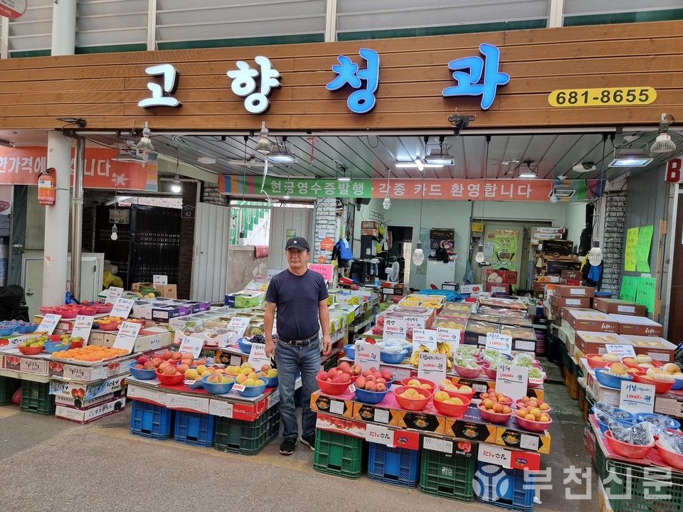 운영하고 있는 가게 앞에서 안내하는 이평구 회장.