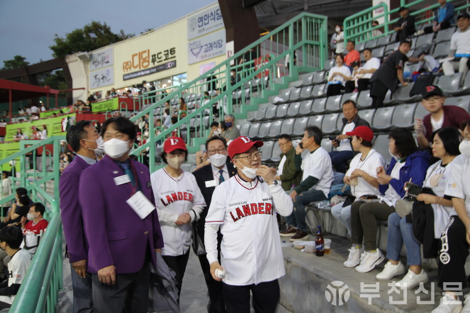 경기를 관람하는 회원들과 이정우 총재 모습.