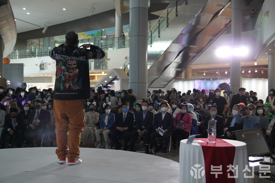 인기 힙합 가수 '정상수'가 개막 축하 공연을 하고 있다.
