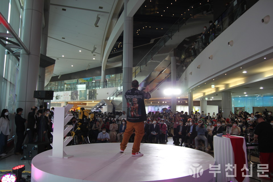 인기 힙합 가수 '정상수'가 개막 축하 공연을 하고 있다.