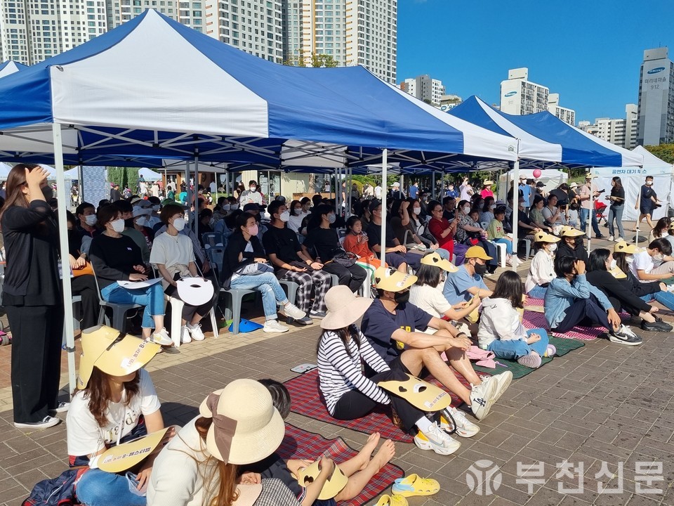 시민들이 김상욱 교수 강연을 경청하고 있다.