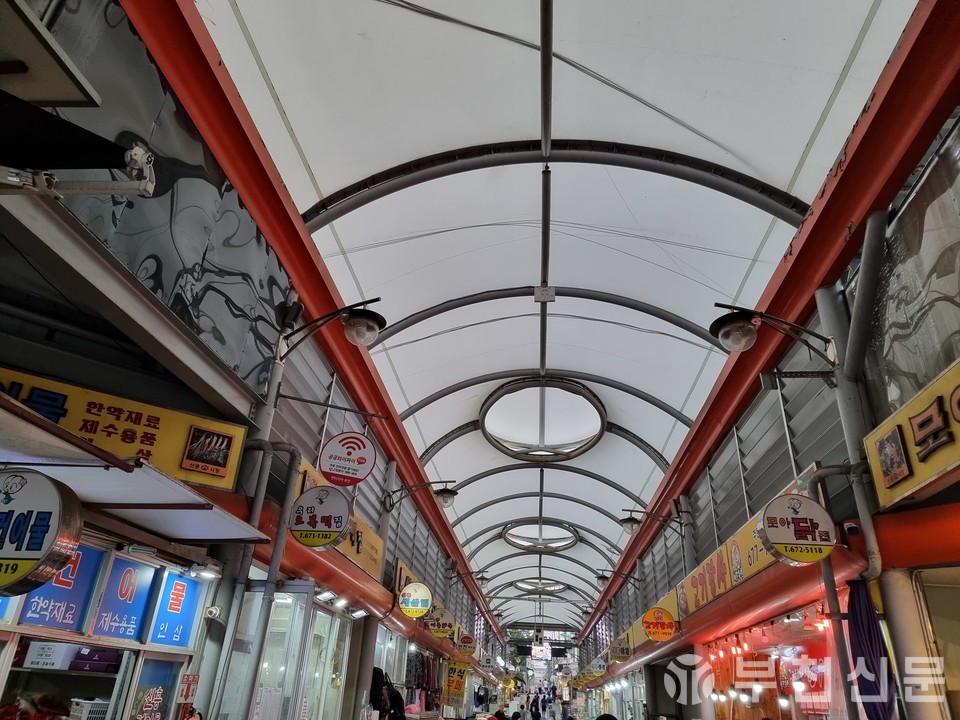신흥전통시장 내부 모습.