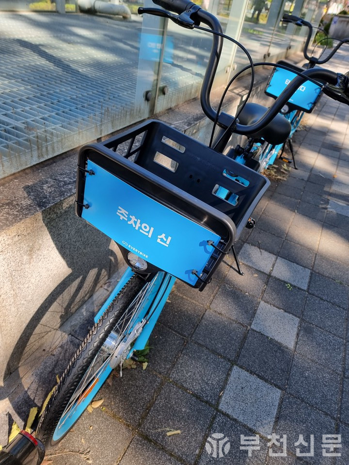 거리에 놓여 있는 자전거 모습.