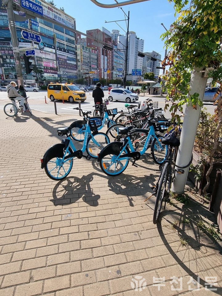 도심 통행을 불편하게 하는 자전거들.