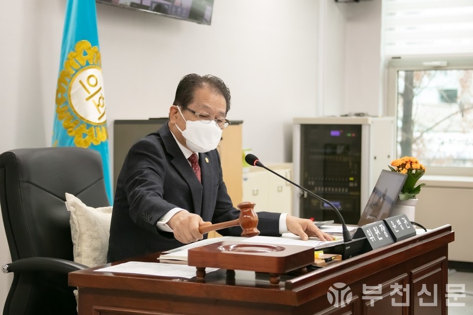 행정사무감사를 진행하고 있는 윤병권 위원장.                                                       사진 제공:부천시의회