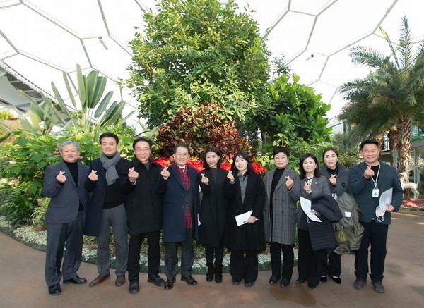 부천호수식물원 수피아에 방문해 기념사진을 촬영하는 부천시의회 행정복지위원들
