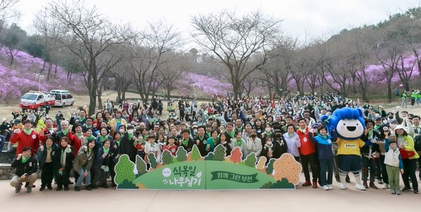 지난 25일 오전, 원미산 진달래동산에서 제78회 식목일 맞이 나무 심기 행사가 열렸다.