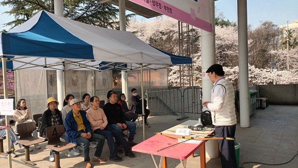 이호영 궁도강사(전 부천정 사두)가 시민들에게 활쏘기에 앞서 교육을 진행하고 있다