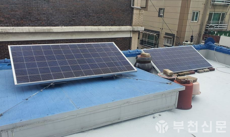 옥상에 설치된 태양광 발전설비 모습