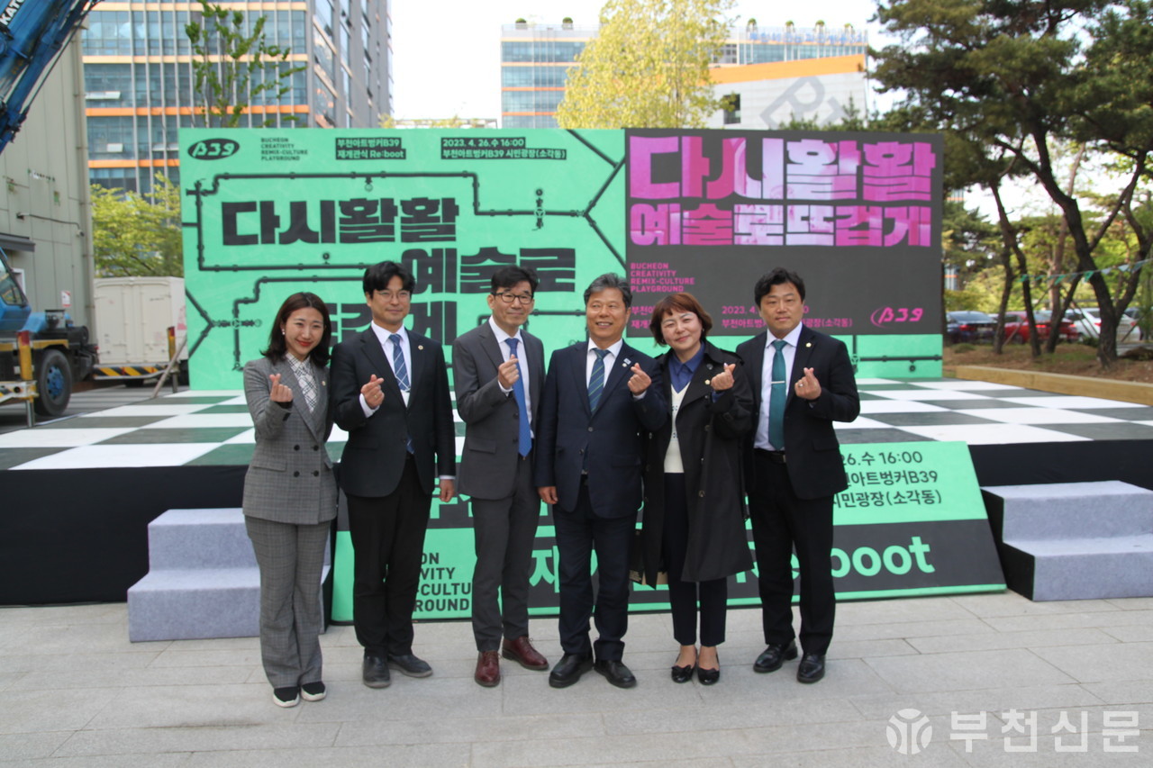 김정환 대표이사(왼쪽에서 세 번째)와 지역구 의원들 단체사진 (왼쪽부터 윤단비, 박상현, 서영석, 최은경, 손준기)