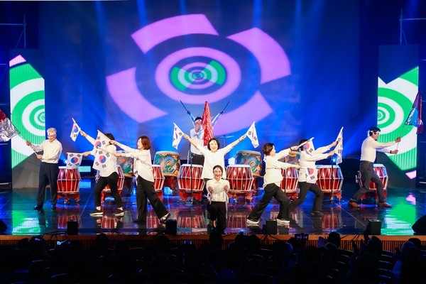 부천시의원 10인의 난타 공연 '아리타' 모습