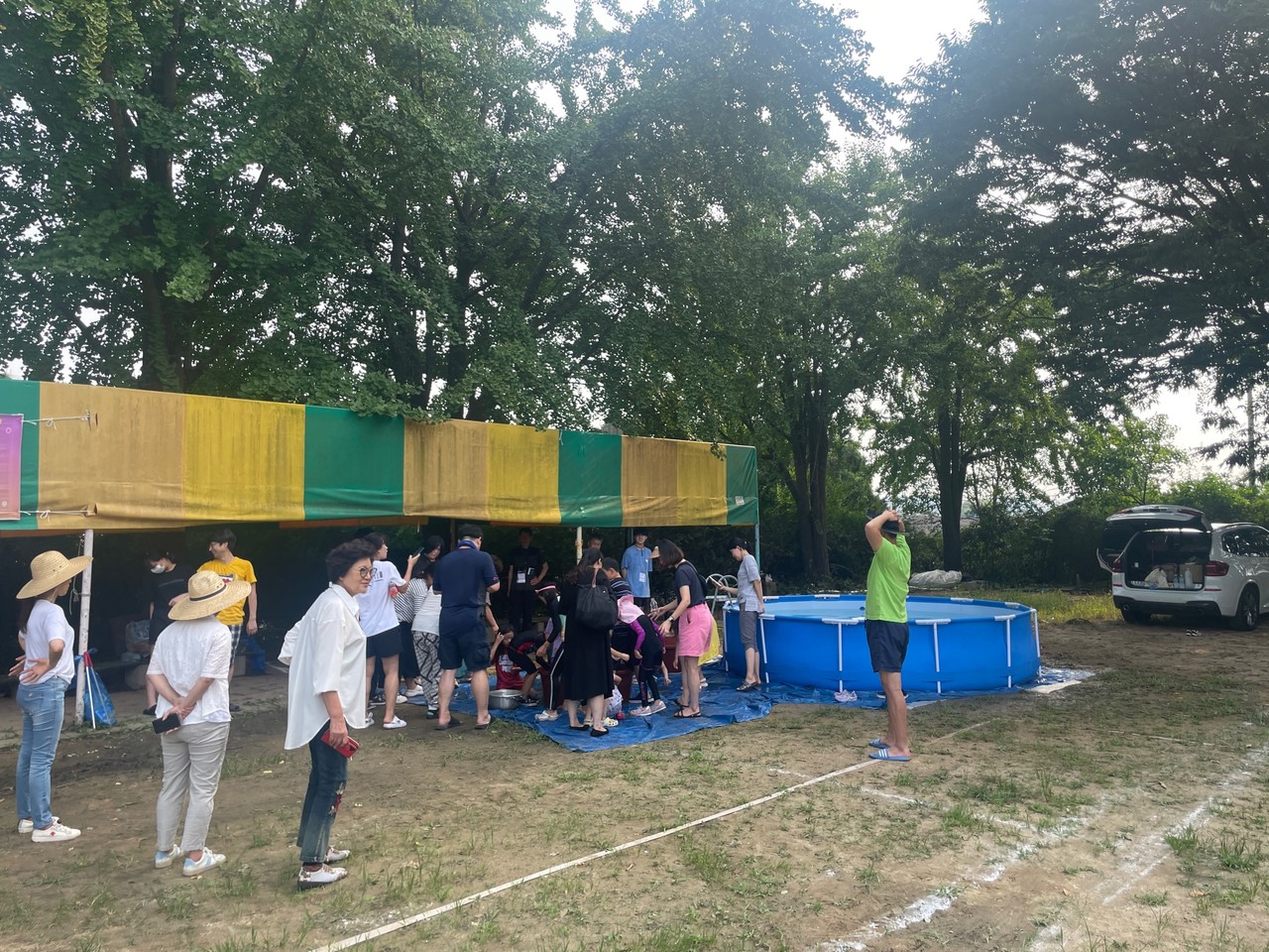 오정동 ‘별자리 가족캠프’에 참여한 가족들이 물놀이장에서 미꾸라지 체험을 하고 있다.