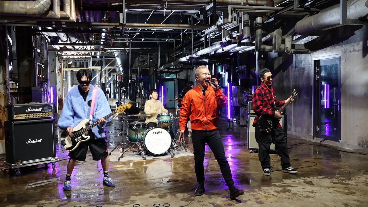 펑크 록밴드 노브레인이 '펑키 펑키 시티(Punky Funky City)'의 뮤직비디오를 부천아트벙커B39에서 촬영하고 있다