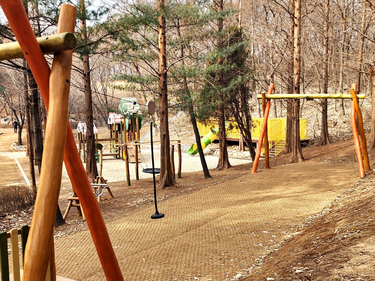 도당공원에 새로 조성된 숲 놀이터에는 모험심을 기를 수 있는 기구가 가득하다