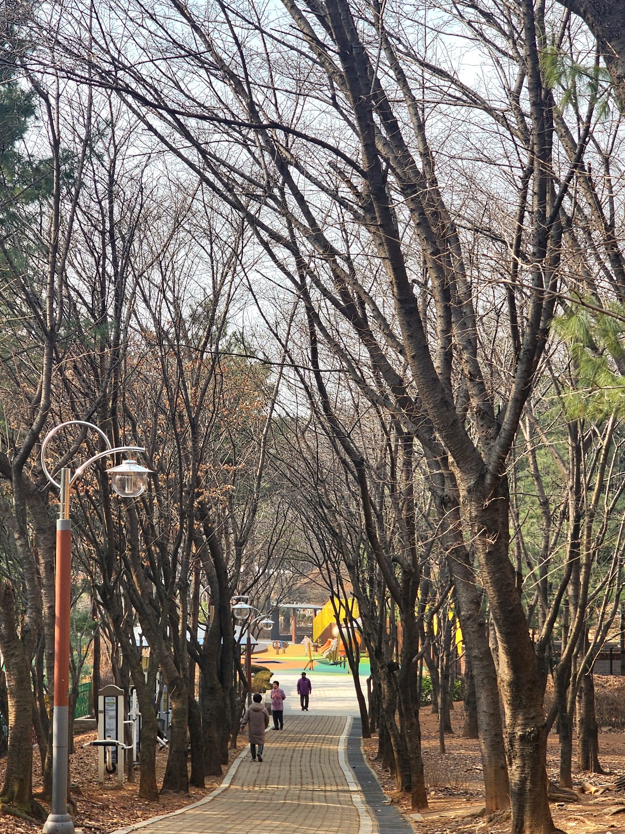 어린이놀이터가 정비된 고리울가로공원에서 시민들이 산책을 즐기고 있다
