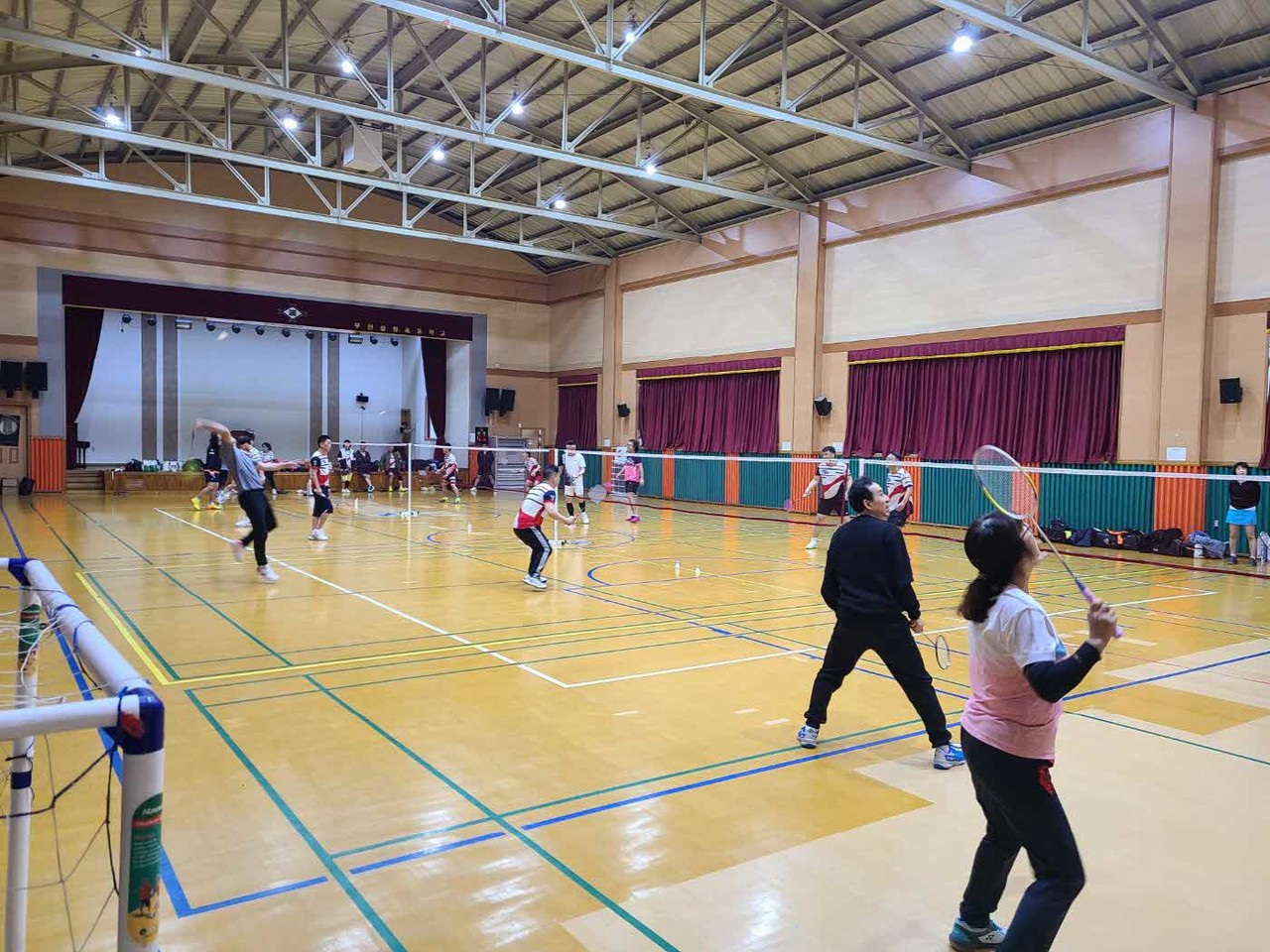 학교시설개방으로 부천삼정초등학교 체육관에서 배드민턴을 즐기고 있는 시민들 모습